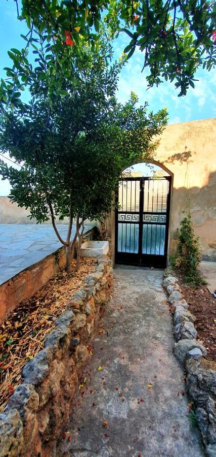 Traditional Hillside Cottage Gythio Exterior foto